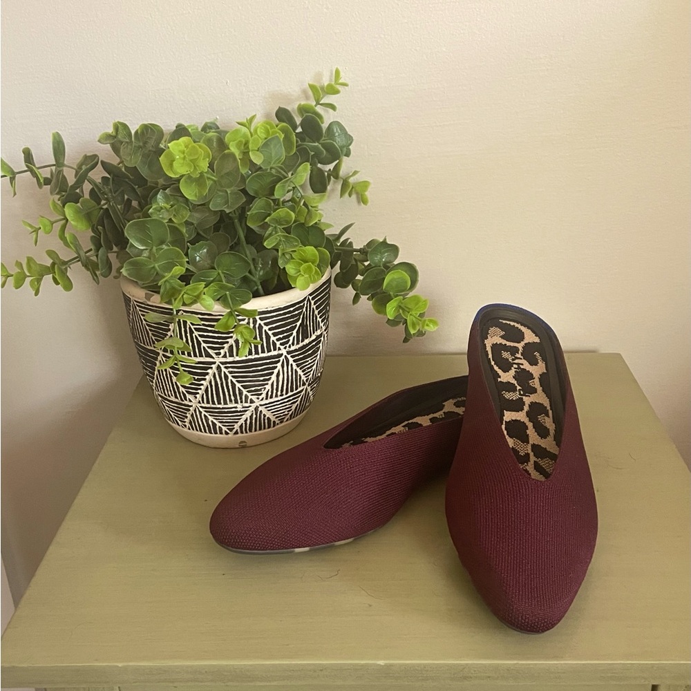 New Never Worn Rothy’s Almond Demi Mule in Maroon Size 7